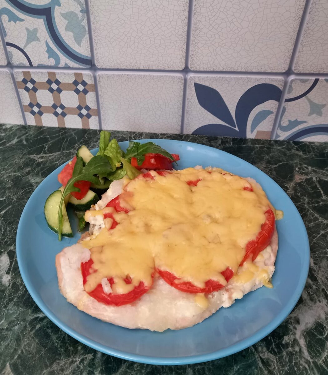 Куриное филе запеченное под сыром и луком и овощной салат 