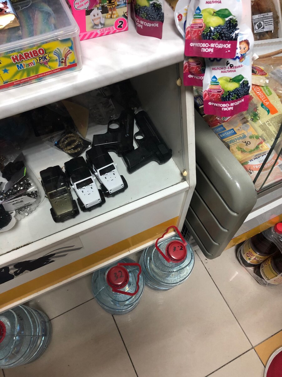 Недорогая вода ну и, конечно, пистолеты.