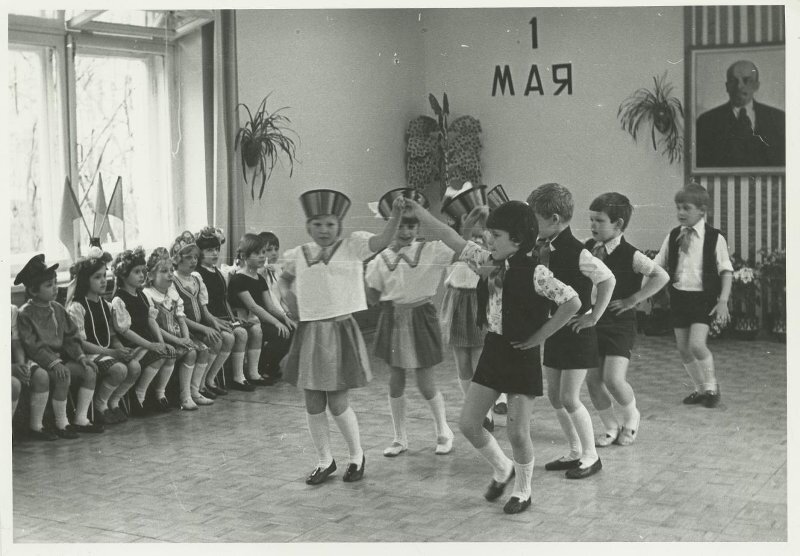 Неизвестный автор. Праздники в детском саду. 1 Мая. Дата съемки 1970-е. МАММ / МДФ