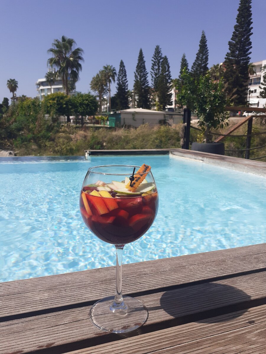 Да, можно дурачиться и делать "гламурные" фотографии с бокалами у бассейна, никто не мешает