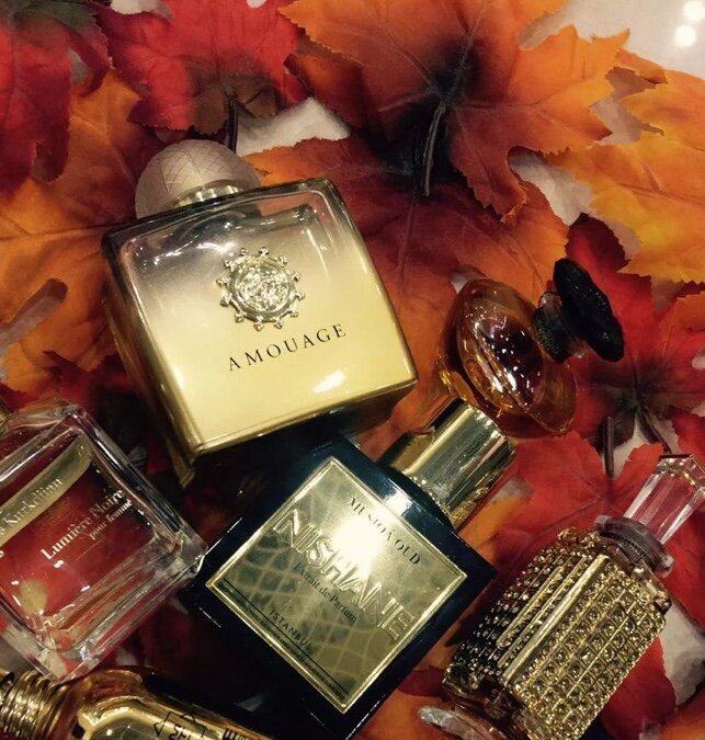 Вот и вступает в свои права королевская осень, мы облачаемся в тёплые шарфы, шляпы, вязаные изделия с горлом. Наступает пора всех ценителей животных мускусов, ладана, дорогого уда. Давайте разбираться, что же носить в такую пору, на работу, на вечер, есть ли место в холодную пору ароматам с сицилийскими нотами свежести ? Расскажи какие ароматы Вы любите, что покупаете на осень, или планируете?
