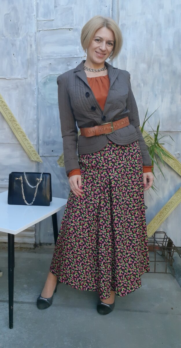 Жакет, блузка и юбка.