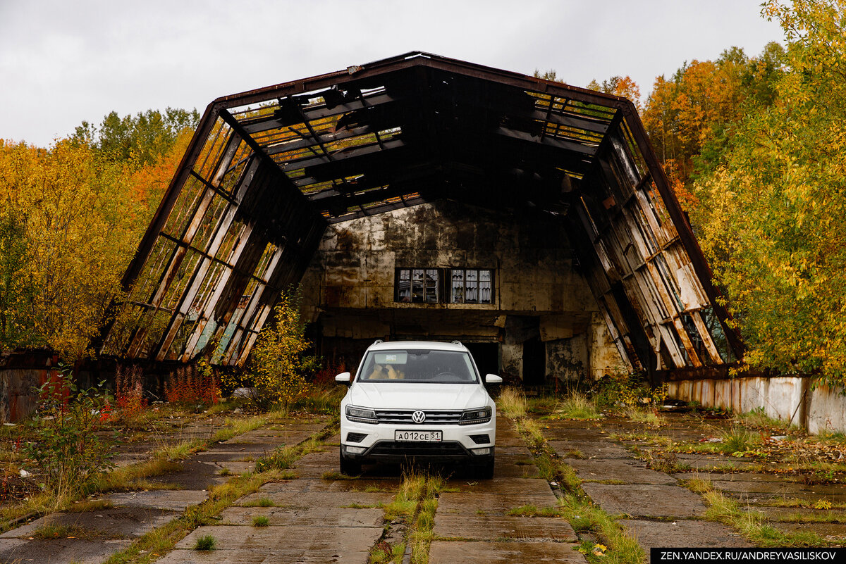 устроили фотосессию для машины в заброшенном посёлке Ретинское