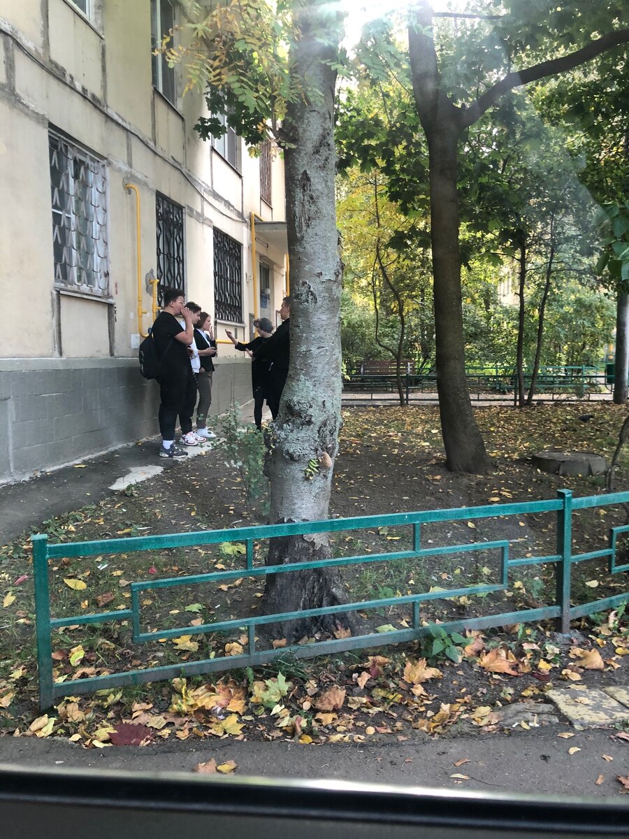 Один московский дом возле школы, куда подростки приходят покурить. Жителям дома, наверное, очень весело и приятно...не позавидуешь...