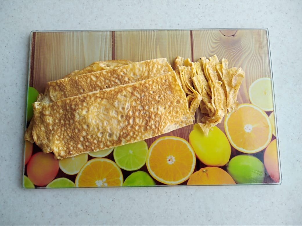 Нарезаем яичные блинчики соломкой