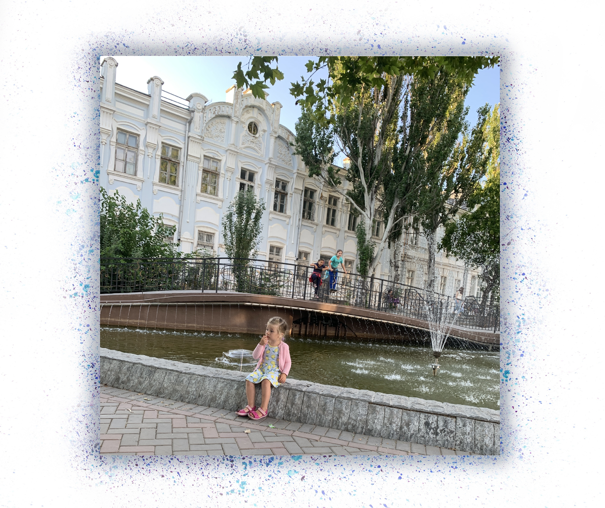 Обновлённый парк в Евпатории и маленькая девочка