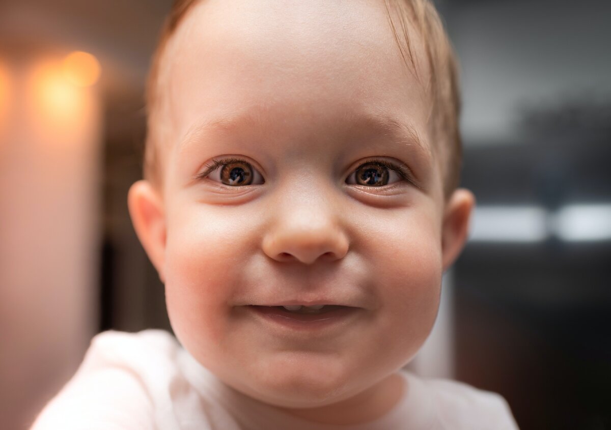 Дети с голубыми глазами. Фото портрет улыбающего ребенка. Sad Baby.