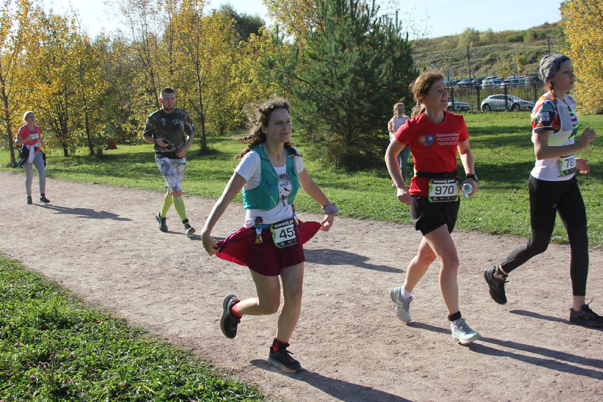 А я - в юбочке бегу!