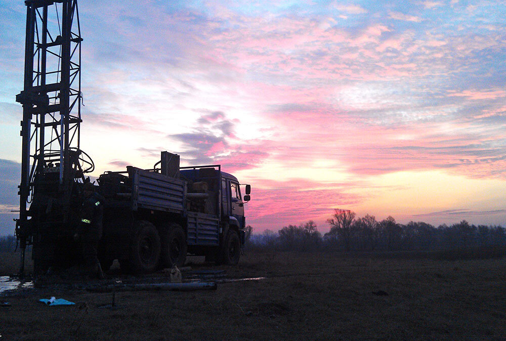 Геодезические изыскания. Геодезист на стройке. Прибор для топографической съемки. Инженерная геодезия. Геодезический календарь тримбл.