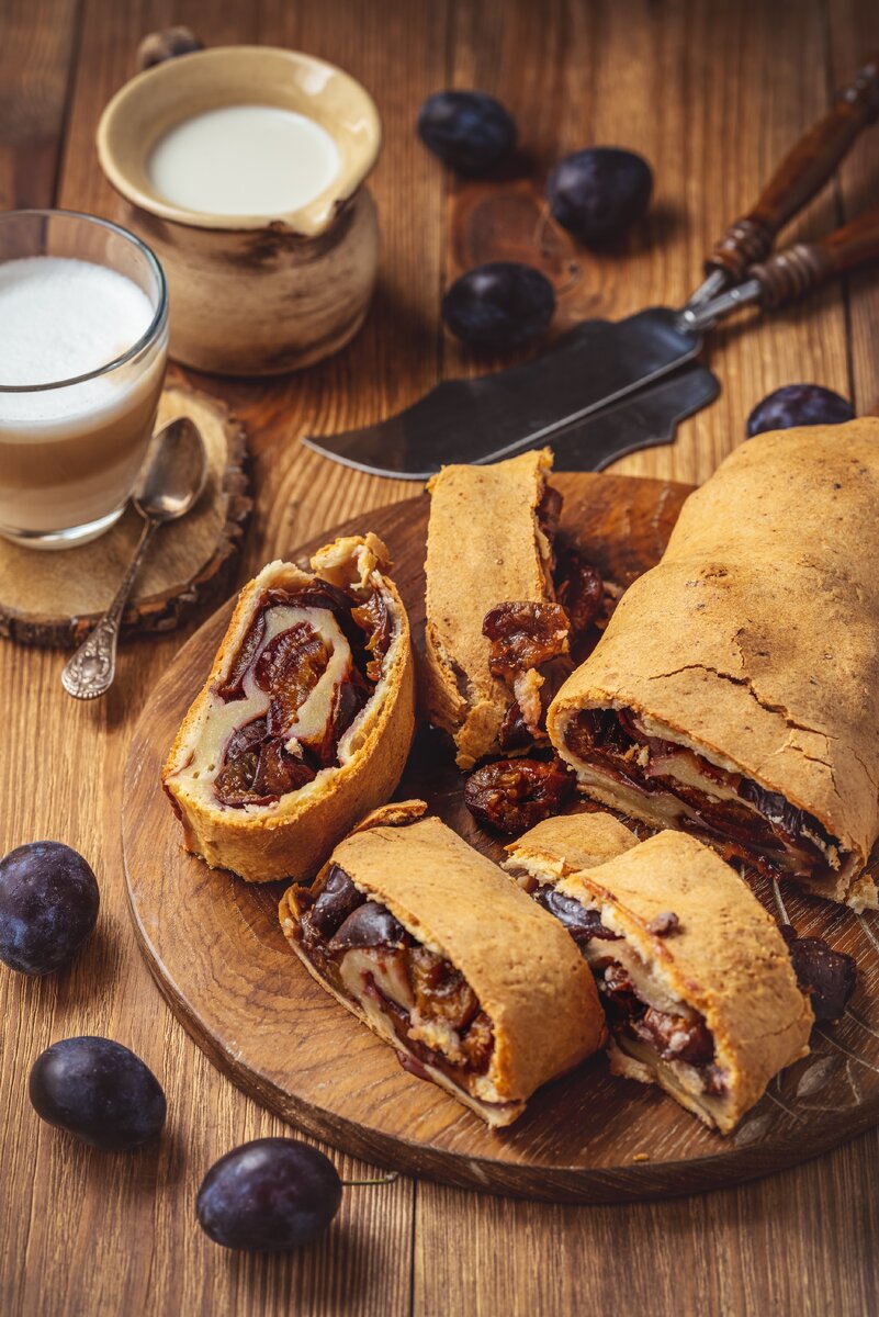 Тесто для штруделя надо раскатывать очень тонко