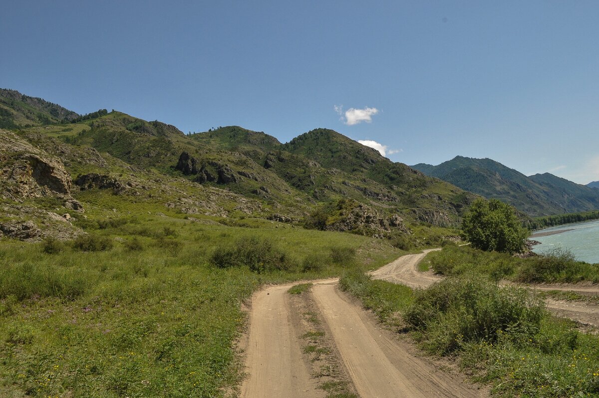 по пути попадались авто,да и на берегах иногда было видно отдыхающих