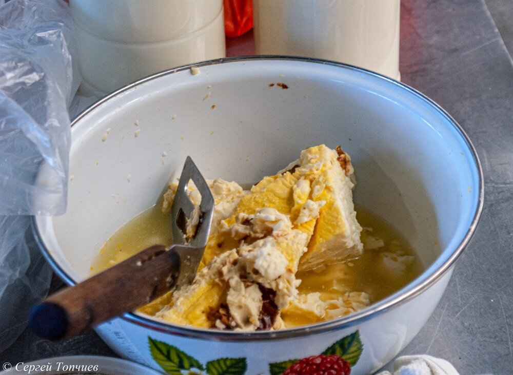 Молозиво в чашке на рынке