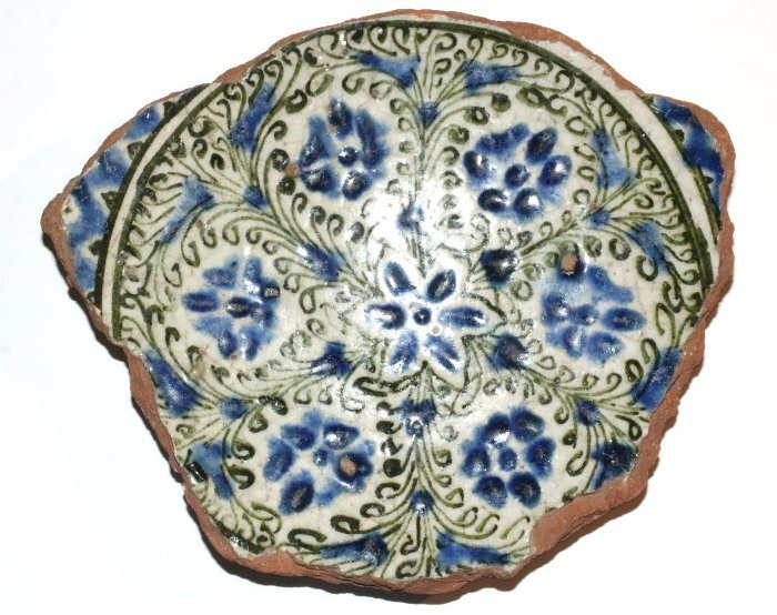 Вот, например, фрагмент сосуда, украшенный растительный орнаментом. Датируется  12-15 вв. Экспонат хранится в Болгарском историко-архитектурном музее-заповеднике.  Фото: БГИАМЗ.