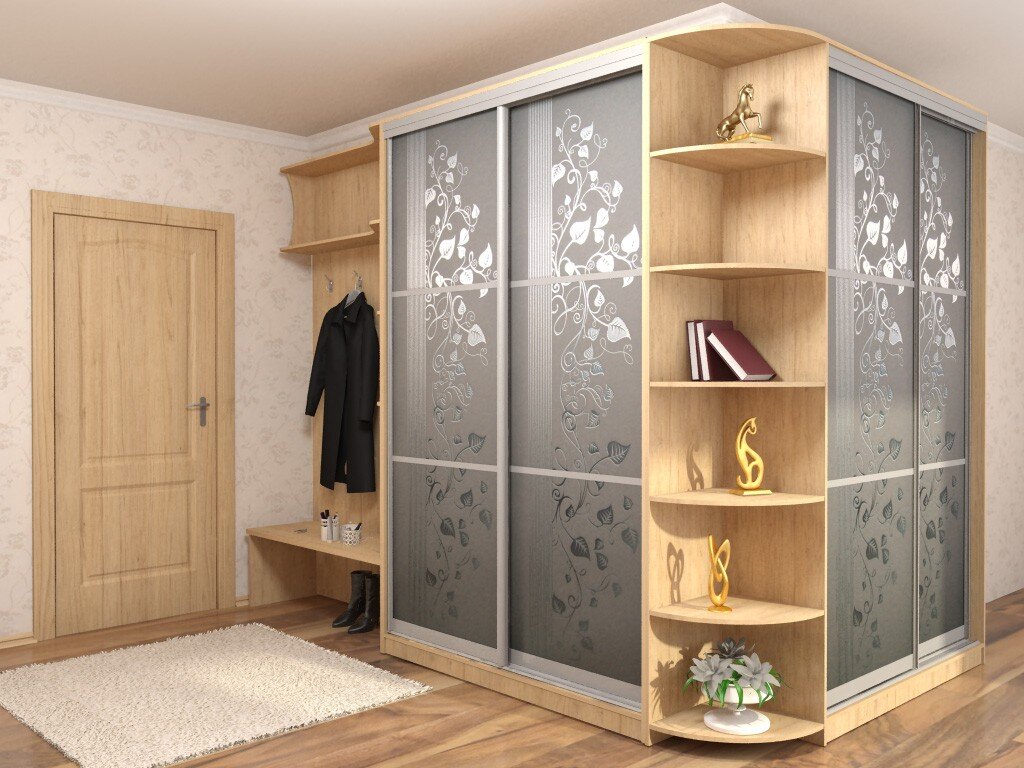 Угловая прихожая-купе с матовым остеклением и декоративным узором.