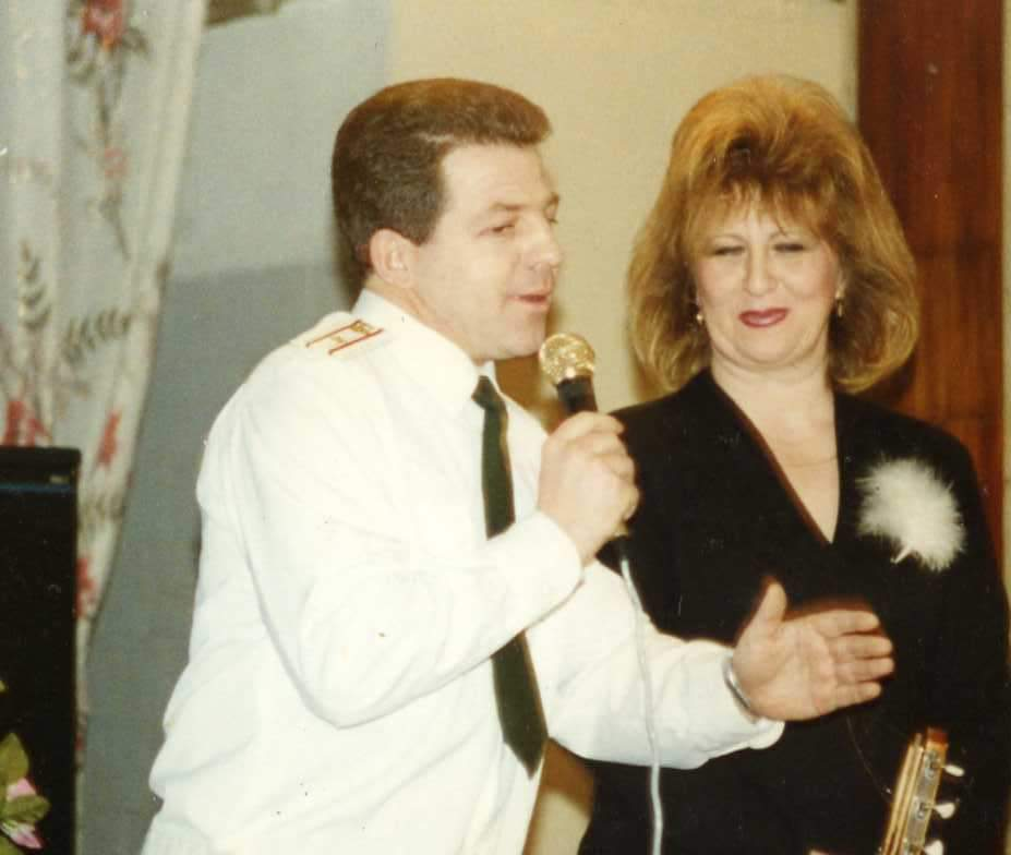 На фото : Валерий Захаров, полковник запаса и Галина Маслова, поэт и композитор.