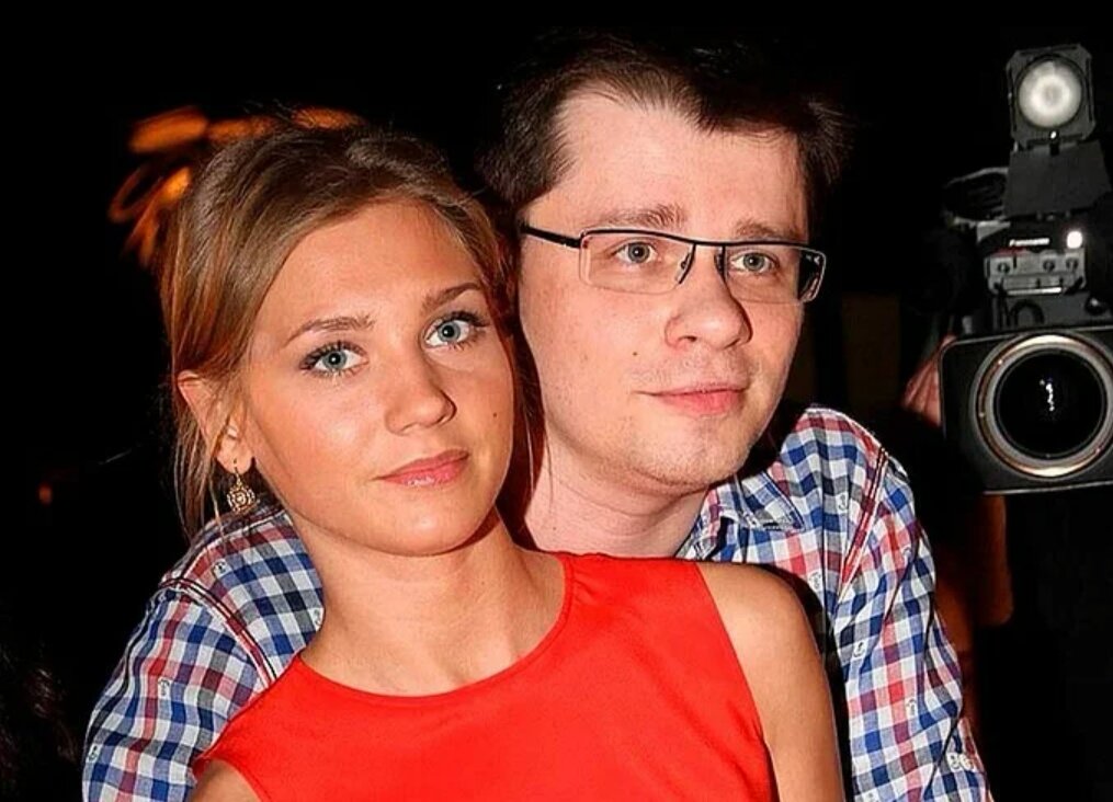 Друзья рассказали, почему на самом деле распался звездный брак Кристины Асмус и Гарика Харламова
1 июля 2020
Гарик и Кристина объявили о разводе и признались, что решили расстаться еще год назад. Борис КУДРЯВОВ
39-летний резидент Comedy Club Гарик «Бульдог» Харламов и его жена, 32-летняя актриса Кристина Асмус, объявили о разводе. По предварительной договоренности их шестилетняя дочка Настя останется с матерью. Еще в мае Кристина сообщила, что переезжает с ребенком в загородный дом на свежий воздух. Там рядом есть частная школа, в которую дочка 1 сентября пойдет в первый класс. Гарик остался в их московской квартире.

О том, почему распался их брак, нам рассказали знакомые пары.

«У него невыносимый характер»

- Кристина познакомилась с Харламовым, когда он был в зените своей славы, - рассказала «КП» устроитель гастролей Наталья Субботина. - Если судить о нем чисто по экранному образу, то он легкий человек, балагур. Но в жизни с ним очень непросто. А последние несколько лет он чудит, ведет себя не всегда адекватно. И многие знают, что он выпивает. Отсюда, наверное, главная причина его проблем.

Конечно, пока человек влюблен, он старается показать себя с лучшей стороны. А когда ты в семье, на многое открываются глаза. Я поражалась, что они прожили вместе так долго, восемь лет. Могу поздравить Кристину, что она наконец-то решила уйти от Харламова, потому что человек он очень сложный, непредсказуемый.

В последнее время карьера Асмус резко пошла вверх. Фото: instagram.com/asmuskristina
Сорвал корпоратив из-за жены

- Лично меня он сильно подставил с корпоративом в октябре прошлого года, - продолжает Субботина. - Солидный человек в Краснодарском крае захотел устроить шикарное празднование своего дня рождения. Гвоздем программы выбрал Гарика Харламова. Договаривалась о приезде Гарика за несколько месяцев через Comedy Club. Я передала им сто процентов предоплаты. Были куплены билеты, оплачена гостиница с номерами за 35 тысяч рублей в сутки.

Заморочек с Харламовым возникло немало. Во-первых, он поставил условие, что поедет не один, а с Тимуром Батрутдиновым, которому тоже надо заплатить. Дальше: «Я лететь не могу, боюсь». Договорились, что поедет на поезде. За сутки до отхода поезда он заявил, что ему нужен прицепной персональный вагон. Хорошо, что вагон не прицепляла, иначе еще бы и тут попала! О том, что Харламов на корпоратив не едет, я узнала за сорок минут до отправления поезда. Водитель приехал за ним, ждал у подъезда. А Гарик просто не вышел и сказал по телефону, что останется дома: «Жена уехала, сижу с ребенком». И отключил телефон. На самом деле, наверное, выпил, был не в форме. Не это ли причина, почему он в последнее время срывает мероприятия, корпоративы и съемки рекламы?

Он потом мне объяснял, что у него личные проблемы, жена его в тот момент то ли бросила, то ли поссорились... Позже Харламов все же вернул мне часть денег. А Батрутдинов нет, сказал: не по моей вине сорван корпоратив. Вместе со штрафными санкциями мне пришлось выплатить заказчику в два раза больше денег, чем стоят артисты. Сумма большая, не один миллион рублей. Клиент ругался, говорил: «Вы испортили мой день рождения».

Гарик и на съемки рекламы позволяет себе опаздывать на пять-шесть часов. Вся съемочная группа сидит и ждет его - это же ненормально. Зарабатывает Харламов по-разному, в зависимости от площадки, мероприятия. Сейчас за 20 - 30 минут выступления он просит под сотню тысяч евро. Был период, Гарик много снимался в рекламе, его звали. А сейчас он уже не так мельтешит в ящике. Рекламные агентства побаиваются его звать.

«Любил травку и казино»

В прошлом году на экраны вышел нашумевший фильм «Текст», в котором Кристина Асмус сыграла главную роль. Писали, что Харламов приревновал жену к ее молодому партнеру по съемкам Ивану Янковскому. В картине у Ивана и Кристины были столь откровенные сцены, что некоторые их назвали порнографическими. После съемок ходили слухи, что у Кристины роман с Янковским: Иван - красивый мужчина, к тому же на десять лет моложе мужа актрисы. Бешеного в своей ревности Харламова допекали подколками: мол, жена наставила рога.

После откровенных сцен в фильме «Текст» говорили, что Кристина изменила мужу с Иваном Янковским. Борис КУДРЯВОВ

- Измены - это не про Гарика и Кристину. Уверена, что не в ревности причина развода, - высказалась давняя знакомая Харламова музыкальный продюсер Олеся Сазыкина. - Я с 2003 года работала с Гариком. Он не ходок и не бабник. Он очень избирательный, безбашенно в постель не прыгнет. И женщин меняет не так уж часто. Нексколько лет Гарик прожил с певицей Светланой Светиковой. На тот момент Света была более известна, чем он, пела в мюзикле «Нотр-Дам де Пари». После расставания с ней Гарик начал флиртовать с Ольгой Серябкиной из группы «Серебро».

- Какие у него слабости?

- Выпить не прочь. Травку любил. Он типичный такой представитель шоу-бизнеса.

В чем-то он немного домостроевец. Когда женился на первой супруге Юле, то так сильно ее ревновал, что она оставила свою карьеру владелицы ресторана и стала домохозяйкой. Именно Кристина Асмус увела Харламова от Юли. Влюбилась в женатого Гарика и добилась его. Юля переживала и впала в глубокую депрессию, когда он ушел. Но, как говорится, Кристина за что боролась, на то и напоролась. Дальше пошли рутина, семья... Устали друг от друга. Ко всему прочему Гарик страшный игроман. Часто летал в Сочи играть в казино, зависал там. Постоянно просиживал в онлайн-играх. Много денег на это уходило. Но тут даже не в деньгах дело - мало какую женщину устроит, когда муж проводит время за играми.

Гарик не очень приветствовал карьеризм жены, а Кристина последнее время очень поднялась. Они оба переживают, что у них не получилось. Но если с первой женой он расстался в ненависти, то на этот раз они с Кристиной договорились остаться друзьями ради дочки, чтобы не травмировать ее.

ВОПРОС - РЕБРОМ

Как расставание скажется на доходах Гарика?

- Он как до развода был дорогим артистом, так им и останется, - уверен промоутер Сергей Лавров. - Его гонорар в среднем от 30 до 70 тыс. евро за корпоратив, на одном уровне с Ургантом, Пашей Волей, Мартиросяном. Последнее время на гастроли и кассовые туры Гарик не выезжал, у него было много заказников и съемок и в Москве. В тусовке он считается мегавостребованным артистом. Мало кто верил в долголетие его союза с Кристиной. И после развода он наверняка один не останется.

КСТАТИ

Режиссер фильма «Текст» Клим Шипенко: Романа с Янковским у нее нет

8 июля на телеэкраны выйдет полная версия фильма «Текст». Возможно, Кристина Асмус намеренно сделала заявление о разводе накануне новой премьеры своего фильма, чтобы привлечь к нему внимание.

- Это такой пиар-ход вашего проекта? - спросила я режиссера фильма Клима Шипенко.

- Нет, это не пиар-ход. Человек разводится - это ее личная жизнь. Развод никак не связан с Янковским. Насколько я знаю, никаких чувств в реальную жизнь Иван и Кристина не перенесли. Все это пустые разговоры. Кристина - прекрасная актриса, как мне кажется, с большим будущим.

Кадр из в фильма «Текст».
- Она легко согласилась на откровенные сцены?

- Нет. Не сразу дала согласие, долго думала. Не могу сказать, что такие сцены ей дались просто и легко, нет. Естественно, она и стеснялась, и было сложно.