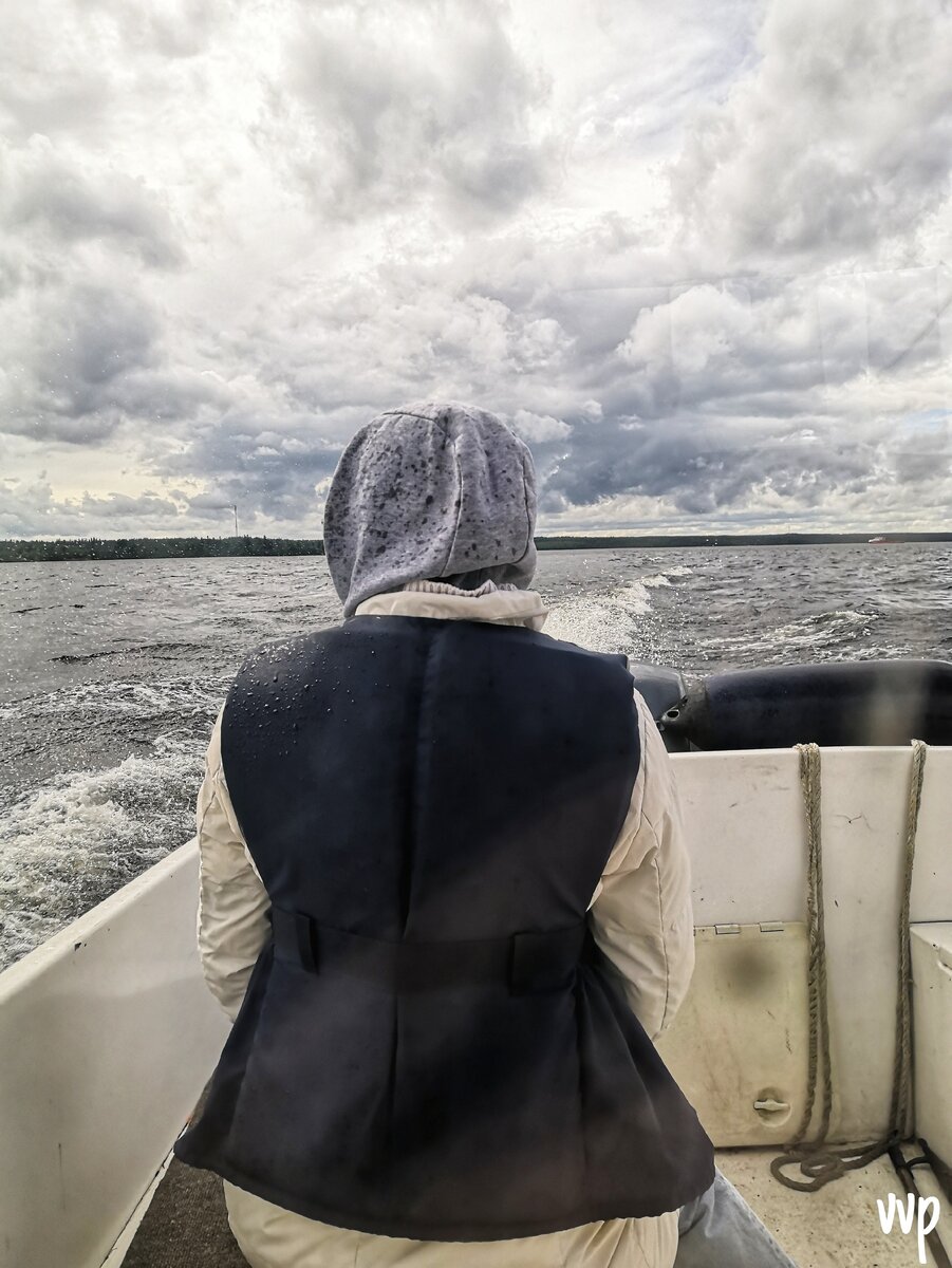 Получасовая поездка на катере по своенравному Ладожскому озеру — отдельное приключение!