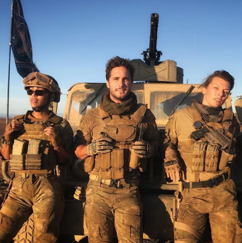 "Артемис" со своим спец. отрядом (фото взято с @inst: millajovovich)