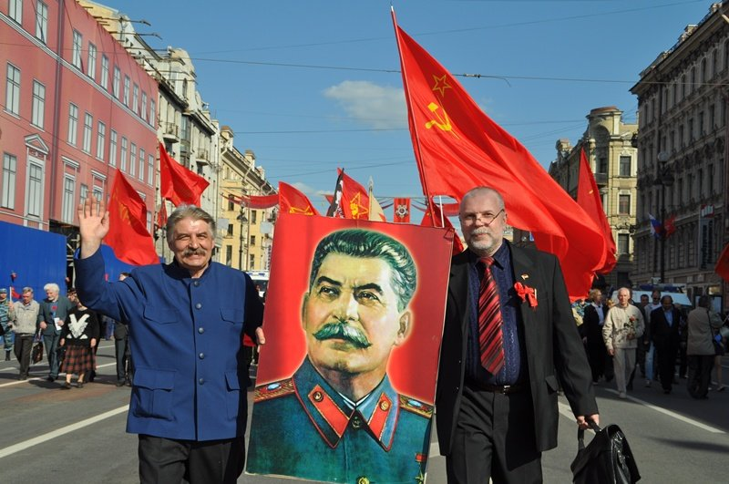 коммунисты сталинисты. дед сталинист. сталина целуют. современные сталинисты в россии. сталин портрет.