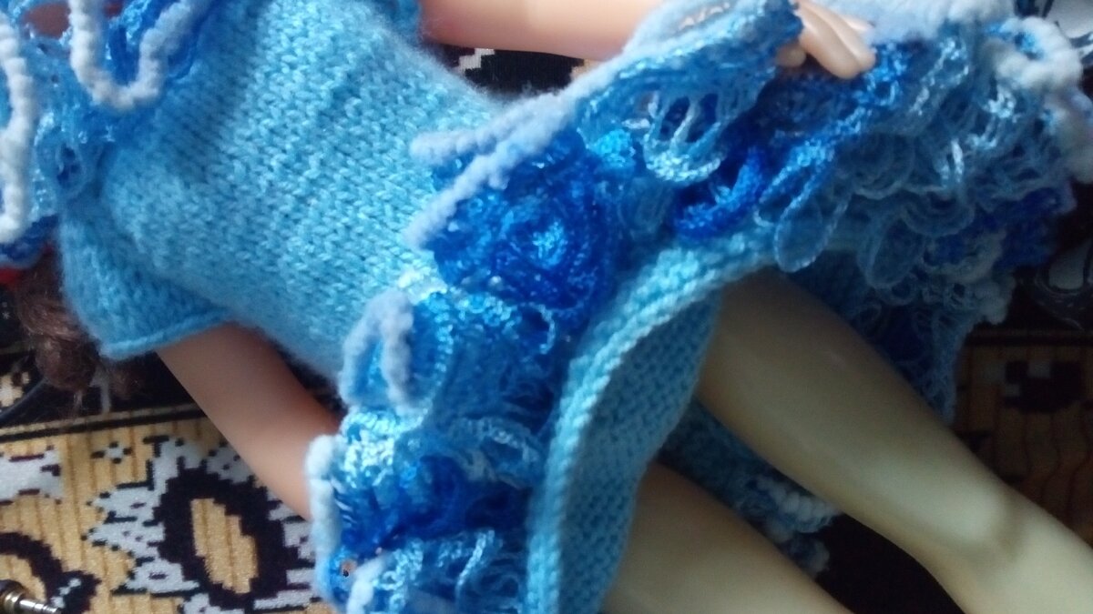 Показываю рюши  с  внутренней стороны.