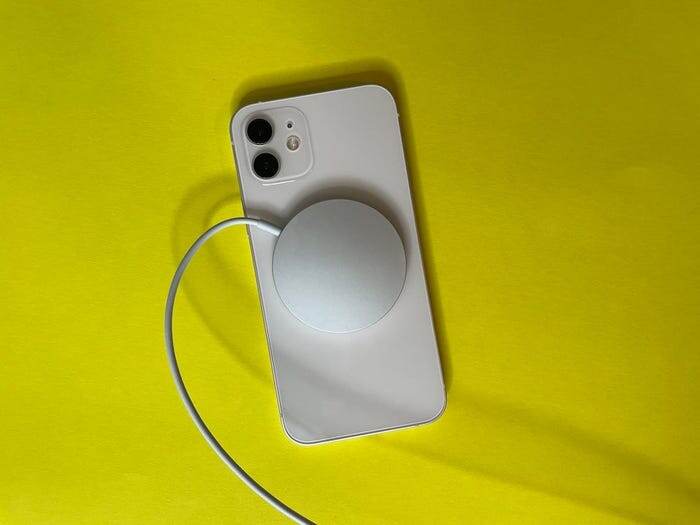 iPhone 12 заряжается с помощью зарядного устройства Apple MagSafe charger