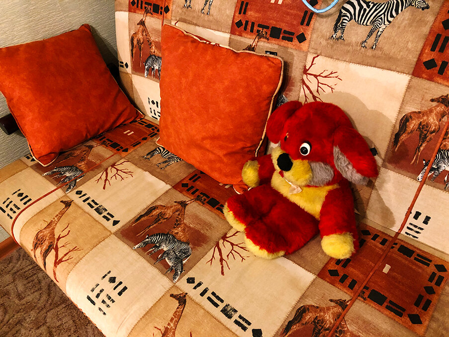 У обивки диванчика очень практичная расцветка. Согласитесь, на такой пятнышки не бросаются в глаза (фото автора, https://zen.yandex.ru/mldom)