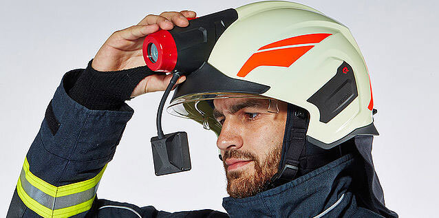 Тепловизор, встроенный в шлем. Руки оператора остаются свободными, а изображения выводятся на расположенный перед его лицом дисплей. В данной модели в шлем вмонтирован ещё и миниатюрный, но достаточно мощный прожектор.