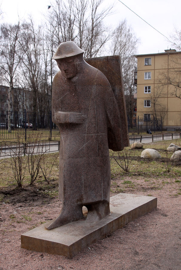 Говорят, там было и настоящее зеркало, но его разбили.