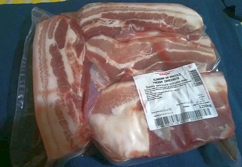 Сланина (сало) с мясом куплено для приготовления очень вкусного блюда. Рецепт позже.