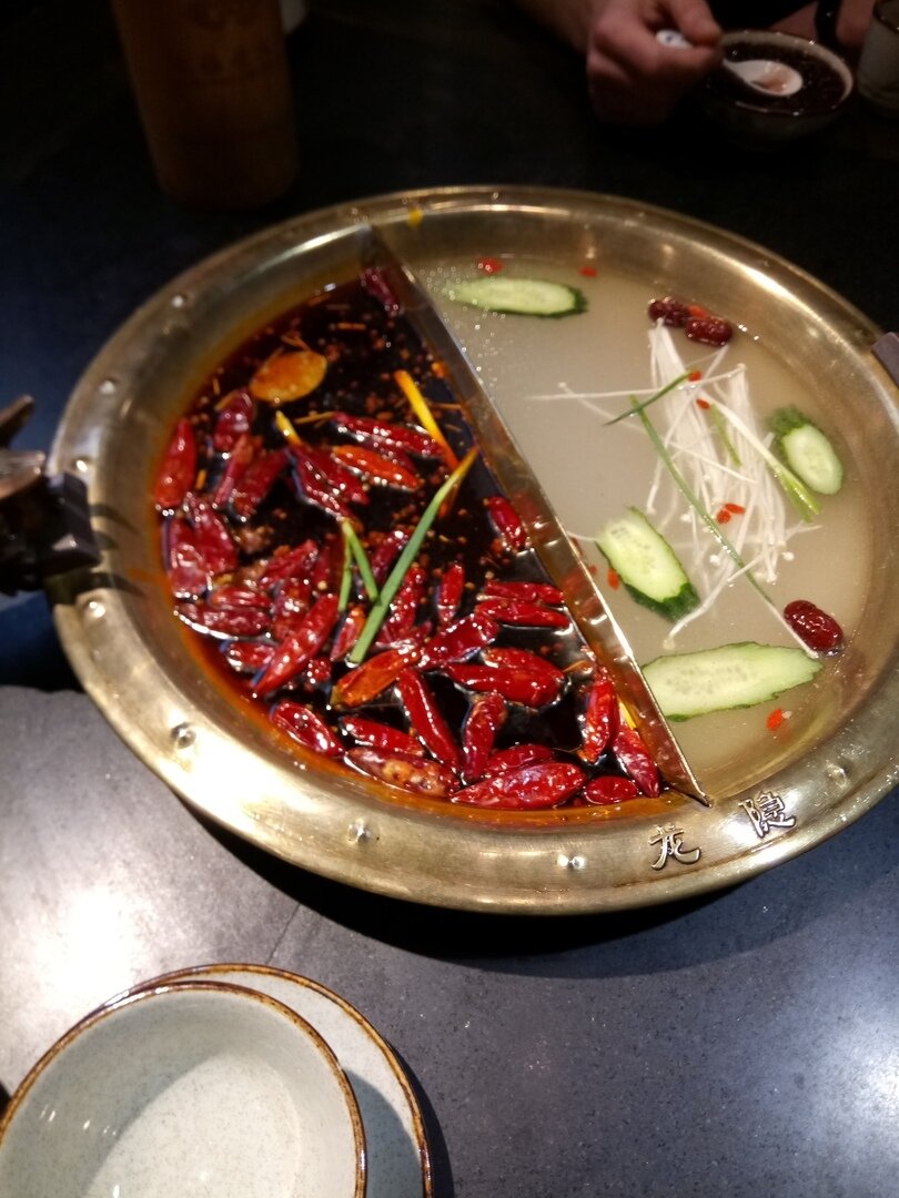 А это мой первый hot-pot, который я попробовала в Китае - выбираешь все, что хочешь и кидаешь в горшочек, еда готовится прямо на твоих глазах. 