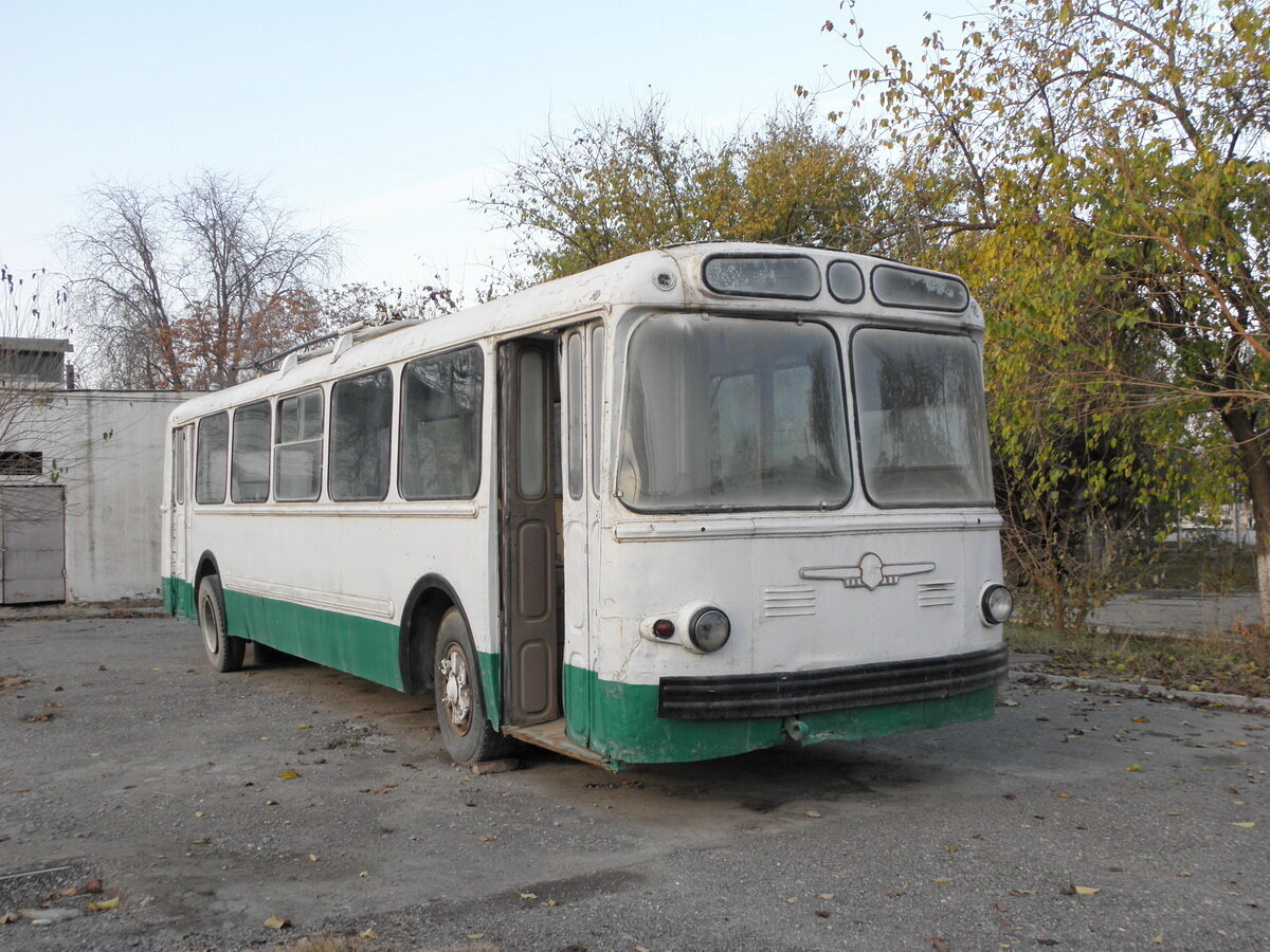 Тот же ашхабадский ЗИУ-5. Фото 2009 года. Троллейбус уже подкрашен в местный зелено-белый стандарт, который был принят для всех троллейбусов в начале 2000-х годов. Автор Юра Анисимов. 