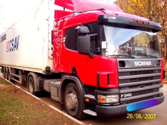 Фура с контейнером, так называемый "сундук". Фото Игоря, обработано автором 