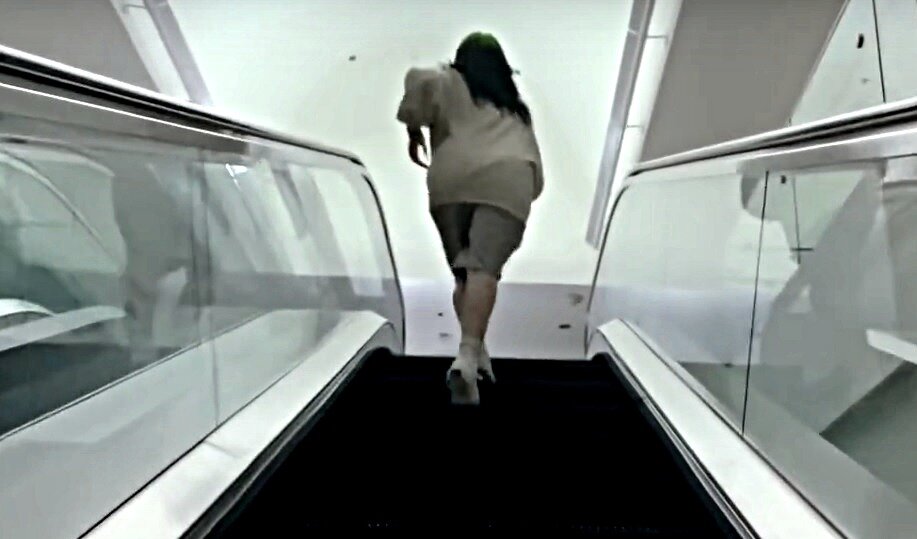 Кадр из клипа Billie Eilish "Therefore I am" 