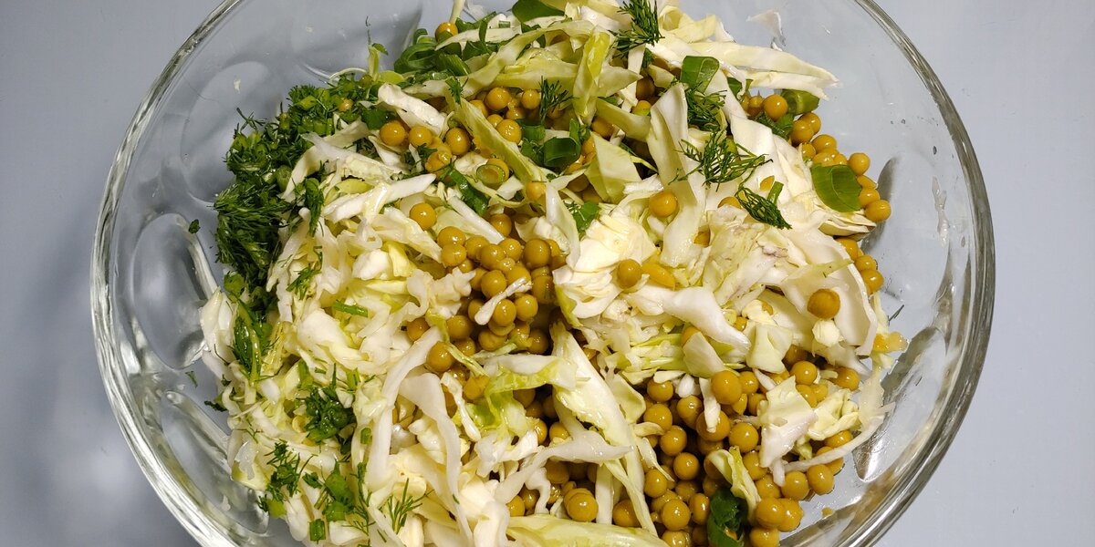 Капуста - порубить целую головку, посолить немного и перемять руками, добавить зелень - укроп из морозилки или свежий, лимонный сок и 1,5 ч.л оливкового масла. Я уже говорила, что именно оливковое масло имеет функцию жиросжигания, даже при относительной калорийности, поэтому держите баночку дома всегда - даже сэкономите немного, если перейдёте на простое питание без жарки. Добавить горошек или фасоль. Можно заправить несладким йогуртом или сметаной.