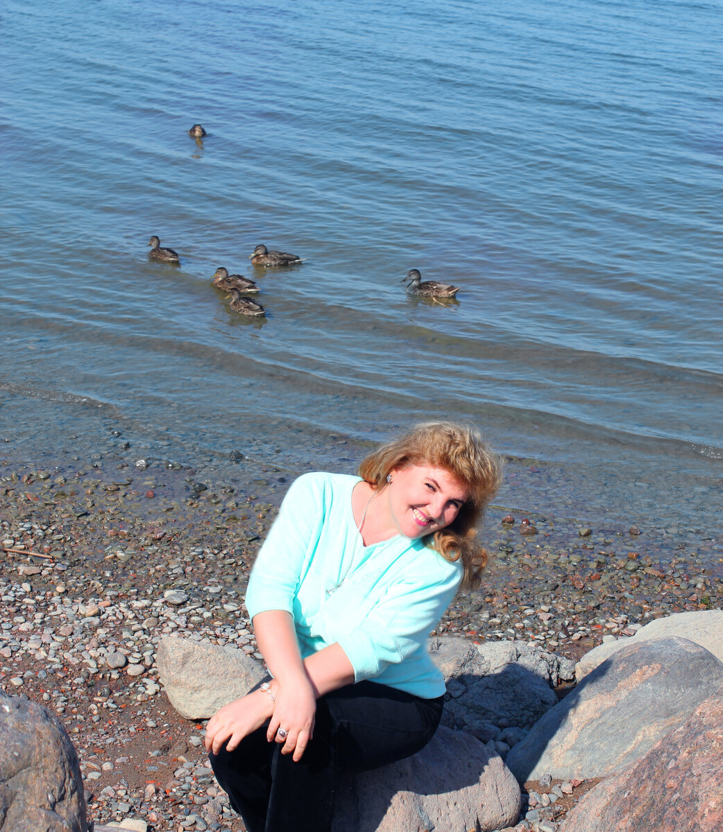 Это я, Ольга Кузнецова, мастер карвинга. Греюсь на солнышке, дочка фотографировала