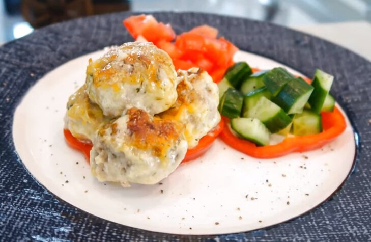 Тефтельки под сливочным соусом. Скриншот из видео. Используется и распространяется бесплатно по лицензии https://www.youtube.com/t/terms