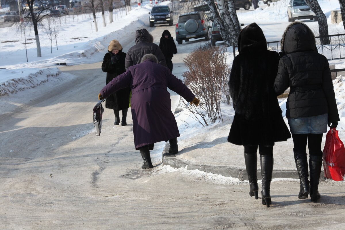 Гололед. Гололед Ульяновск. Гололед в декабре. Женщины и гололёд.