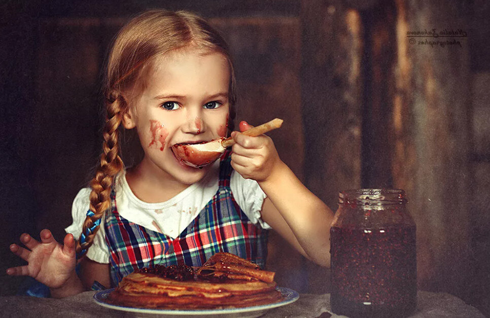 Маленький сладкоежка. Девочка ест. Вкусная картина. Дети сладкоежки. Маленькая девочка кушает.