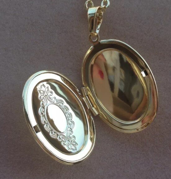 Медальон это, по сути, футляр, состоящий из двух половинок, скреплённых между собой штифтом. На фото показан медальон пустой, в него может быть вставлено что-то по типу фото или другая важная вещь