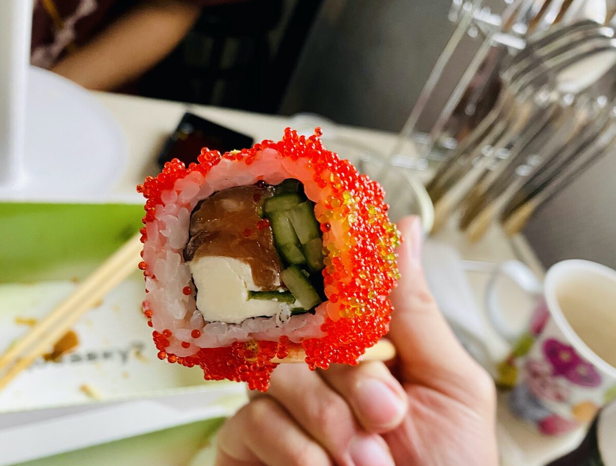 Одна такая штучка - 100 рублей в России. В Японии цена ровно В ДВА раза меньше, а вкус ровно В ДВА раза лучше.