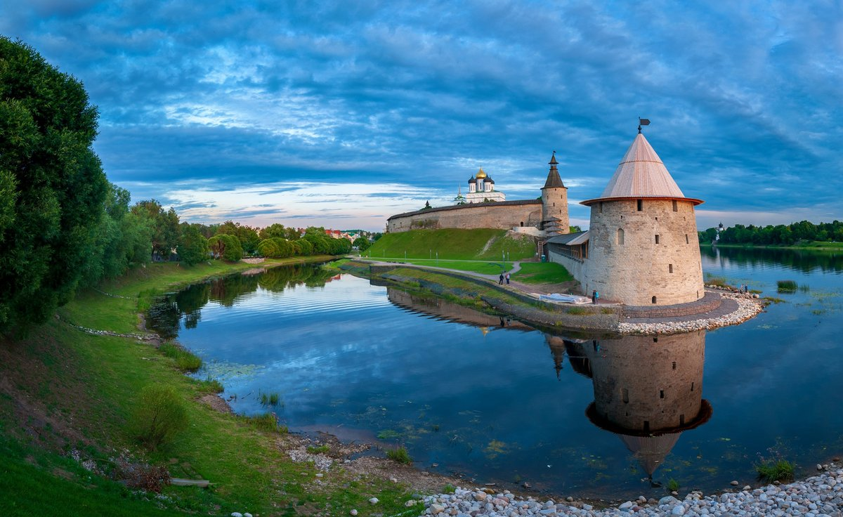 Фото псковская область. Псковский Кремль/ кром Псков. Псковский кром достопримечательности Пскова. Кремль кром Псков. Изборск Кремль Псков.