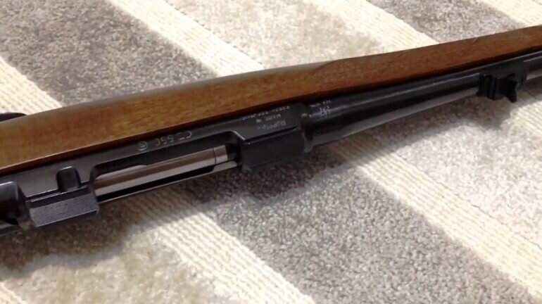 Чтобы снизить производственные расходы и окончательную стоимость, производство ствольной коробки подгоняется под максимально длинный используемый патрон, что конечно прибавляет оружию вес. На карабинах CZ 550 предусмотрены фрезерованные пазы под оптику и антабки. При необходимости передняя антабка используется для установления сошки.