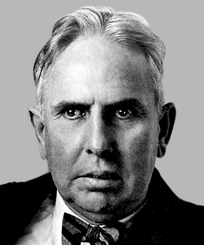 Богатство человека наполовину заключается в его умении ладить с нужными людьми.