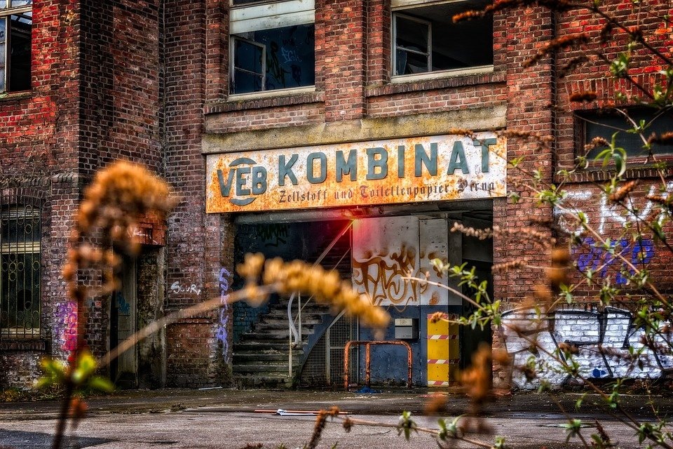 Изображение взято для ознакомления! Ссылка на изображение: https://cdn.pixabay.com/photo/2018/04/07/20/09/factory-3299455_960_720.jpg