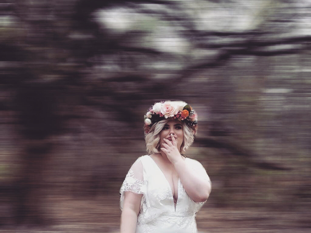 Понедельник с уморительной фотографии 🤳 и не менее уморительной истории, от уморительной меня! 🤪 ахаха забавно вышло👍🏻

У меня огромное восхищение вызывают люди, который могут без труда глумится над собой, выставлять себя в «комическом» свете! 
Потешаться над собой - это как отдельный вид искусства, которое я освоила в этом году, это не подведение итогов года, это самоанализ, познание самой себя! Это как отыскать трюфели ну или клад 😂 

Недавно я давала интервью Ставропольскому ТВ, по очень серьёзной теме, такой как COVID-19. Речь шла о том как привлечь народ к ответственности, серьезно относиться к тому что происходит в мире! Интервьюер вдохновлял на лирический лад, чтобы затронуть сердца каждого зрителя и не оставить равнодушным!  Для меня это было максимально сложно, потому как Истрия которая произошла со мной ( с нами ) была максимально курьёзной и без улыбки вспоминать и уж тем более рассказывать о ней ну ни как не получалось! «Такое может быть только в кино ну или в анекдоте»  Вся интрига в том, что за пару дней до свадьбы, я теряю обоняние и все мои вкусовые рецепторы словно атрофированы!  Тут к гадалке не ходи, было понятно, «ковид» не обошёл стороной... Не передать наши эмоции того дня, не прочувствовать всю остроту страха и паники в тот момент! Кто бы мог подумать, свадьба не состоится из за невесты ?  Но со всей ответственностью которая на нас тогда легла, мы перенесли свадебное торжество, но не саму свадьбу! И тут улыбка появляется на лице сама собой! В день Х на нашей большой и светлей кухне, под звон бокалов и марша Мендельсона, который звучал из динамика телефона нас поженили и обьявили мужем и женой! 

Не знаю конечно, вдохновила ли моя история хоть кого то, а может меня и вовсе вырезали из репортажа , но меня она научила ко всему относиться с юмором, даже к самой себе! 😏