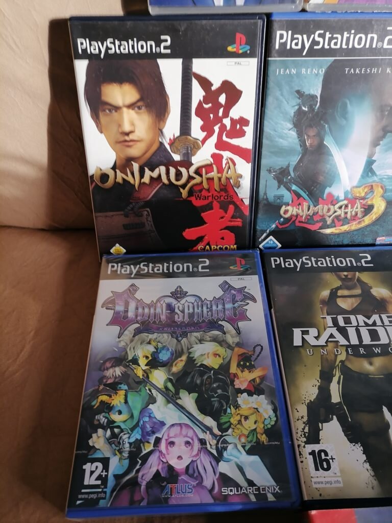 Восторг про Onimusha я высказал ранее, а вот еще один представитель — Odin Sphere довольно редко встречающаяся игры, но с потрясной графикой, одной из лучших на PS2, да еще и в пленке, т.е. новая, ух-ты увидел ее я в объявлении, и стал написывать продавцу, дайте, дайте две и таблеток от жадности, да побольше… 