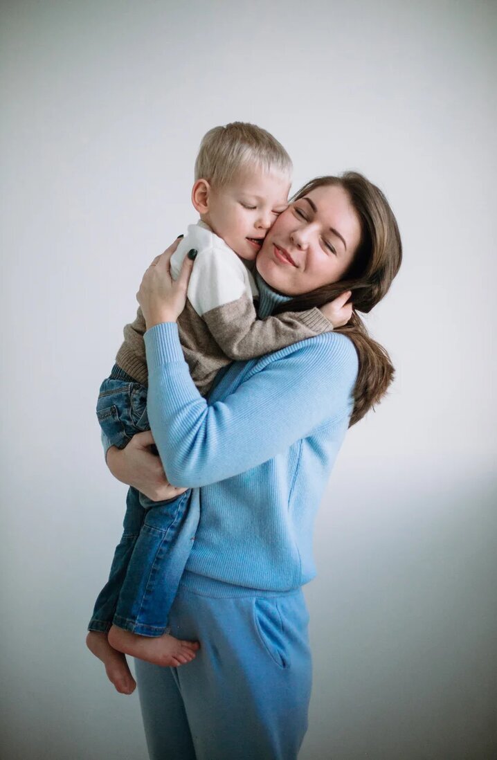 Обычный будничный вечер, все как всегда. Я укладываю ребенка спать,пытаюсь,по крайней мере. Сын (ему 2,7) сопротивляется, порывается выбежать из комнаты к папе, который сидит на кухне и работает за ноутом. Заканчивается все истерикой, слезами и обидными словами "не хочу обниматься,  я тебя не люблю". Так и уснул на другом конце кровати, свернувшись калачиком, и вытирая слезы о, скомканое между ног, одеяло.
Чувствуя себя монстром, захожу на кухню, ставлю чайник, на автомате, и вопрошаю к мужу: " я х@ая мать?".
Он вынимает наушник из уха, смотрит на меня, оценивая степень серьезности моего эмоционального состояния. И дальше..происходит простое, но удивительно точное высказывание о том, что сколько бы умных книжек я не прочитала..сколько бы разных техник не применяла. Все это фуфня, если я сама нахожусь в постоянном пограничном нервозном состоянии. Ребенок все это чует автоматически, можно даже ходить молча, вытирать пыль, и при этом губительно воздействовать на него. Мол, он (муж) приходит порой с работы, и уже с порога ощущает тяжесть воздуха и, осевшие на стенах, обрывки криков и ругани, которые скопились за день.
Немного предыстории.
Я не работаю, ребенок в сад не ходит по причине острой фазы аденоидов. Муж фигачит на 3х работах и дома его впринципе нет. Но дело даже не в этом, ведь всегда есть семьи, которым гораздо хуже, и они не унывают. Дело характера, воспитания, силы духа итд.итп.
Вот тут то и замуровано тухлое яйцо😄
Есть такая маленькая истина от психологов: то,что нам говорят,оценивают,советуют другие - это не про нас. Это только их личная история.
Привет бабушкам у подьезда, и мамашам с детских площадок🙋🏼‍♀️🙋🏼‍♀️🙋🏼‍♀️Это чертовски освобождает от вины, не правда ли?))
Но..возвращаемся к моей истории.
В чем так прав муж, и почему все это происходит с нами? 
Я в один щелчок пальца резко все осознала. Пусть даже много раз читала про это, но именно слова мужа смогли воздействовать на меня.
• Мы запрещаем детям, то что запрещали в детстве нам.
• Мы кричим на них и особенно раздражаемся в те моменты, когда раздражались и срывались на нас.
Разбросанные игрушки, баловство с едой, долгое ерзание в кровати перед сном.
Все это особенно бесит меня сейчас, и все это причины рявкания мамы на меня в детстве.
Я просто автоматически выдавала реакцию, не углубляясь " а почему собственно это меня злит? Что в этом такого то?".
Программа срабатывала и все🤷‍♀️ это постоянное зацикливание на негативе, на все попытки ребенка развлечь себя в непростое карантинное время - "Нельзя!". Постоянное "туда не ходи, сюда не лезь, это не так, се не эдак". Бедный ребенок  затюканый, незнающий а что собственно можно то? 
А мать сама не в курсе как бы😄🤷‍♀️
Я все искала ресурс, думала эмоциональное выгорание, нехватка времени на себя. Не спорю, все это естественно присутствует, но глубинная причина в другом. Мозг работает по старой программе, заложенной в детстве, несчастной матерью и суровым советским воспитанием. Мне 32, кстати))
И вот, я просто как дура теперь каждый раз спрашиваю себя, а это дейсивительно нельзя или все таки можно? Ведь нет ничего страшного в размазанных красках и частичках скорлупы в тесте от блинов🤣 зато ребенок сияет и обнимает меня перед сном. 

P.S.  как сказал Толстой (вроде он😄) счастливые семьи похожи, а несчастливые несчастливы каждая по своему.
Моя история это только мой опыт. Он необязательно схож с вашим. Но если выше написанное откликнулось в вашем сердце, то присоединяйтесь🤗 дальше буду делиться практическим опытом преодоления кризиса (у нас это кризис 3 лет), борьбой с детской агрессией, тревожностью, и восстановлением своего ресурса.
💋