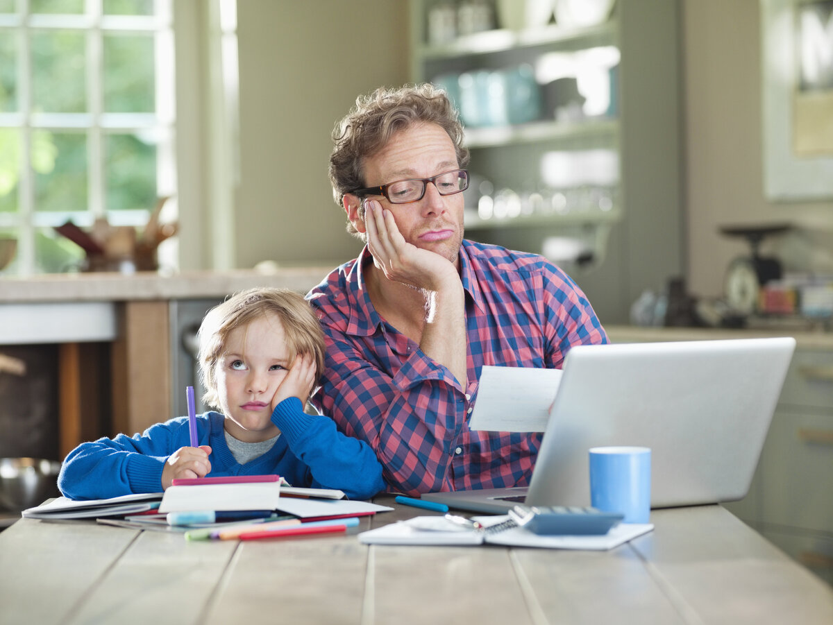 Родители много работают. Родители и дети. родители и школьники. взрослый учит ребенка. школьник с родителями.