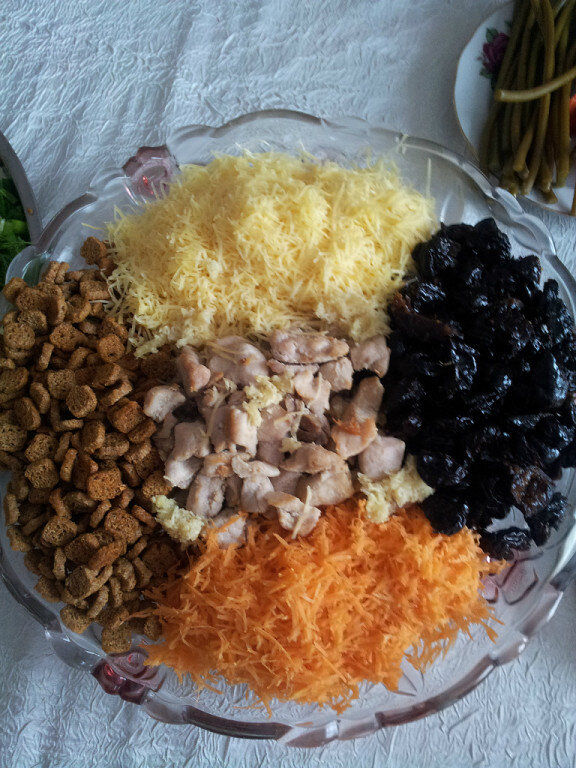 Салат с черносливом