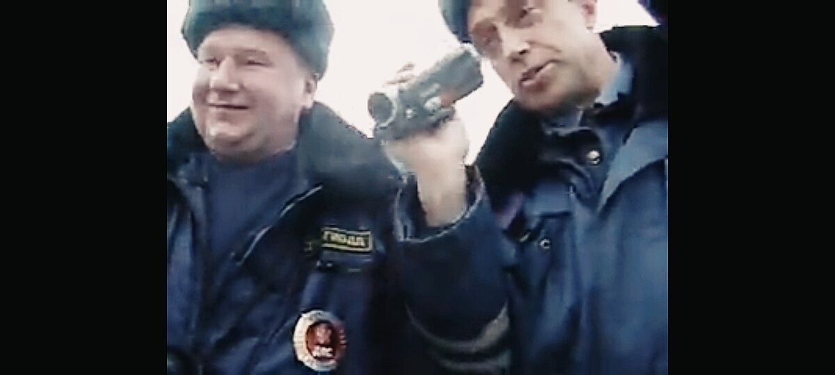 Один из миллиона роликов, где водитель снимает на камеру телефона разговор с сотрудниками ДПС. Скриншот автора с https://yandex.ru/video/touch/search/?filmId=3335952076347474003